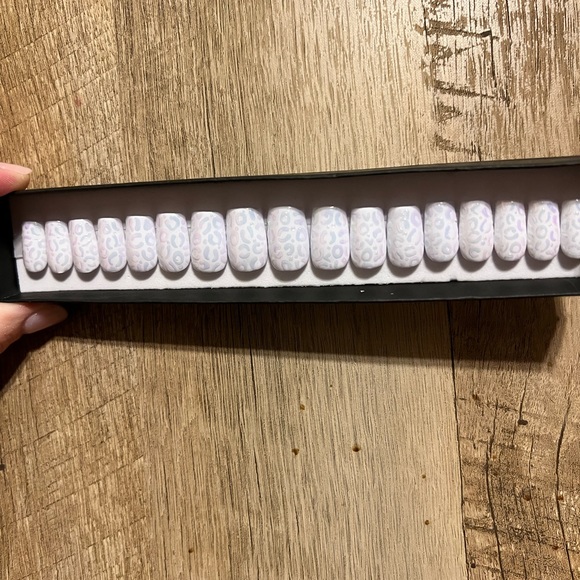 Opal Leopard Press On Nails 🐆 💅🏻🌈 [Kiara Sky- Natural-Short Square] - Picture 3 of 4